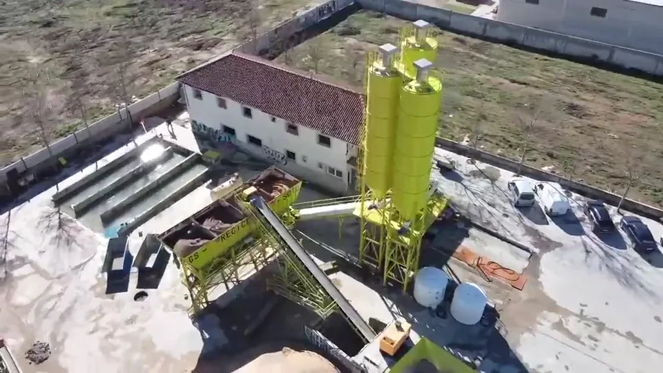 Tolvas de áridos, cinta y silos de cemento junto a la oficina
