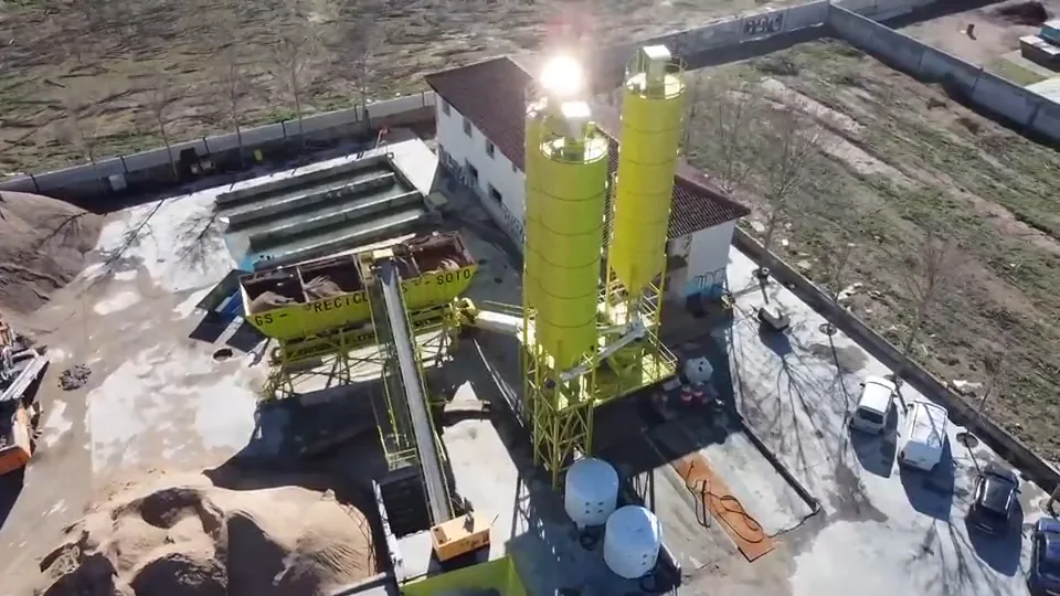 Tolvas de áridos con el nombre de Reciclados Soto y silos de cemento